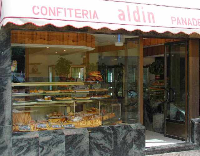 Fotografia tomada fuera de Panadería Aldin Luarca - Panadería en Luarca, Asturias