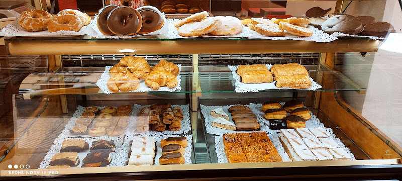 Fotografia tomada fuera de Panadería Mon Ribadesella - Panadería en Ribadesella, Asturias