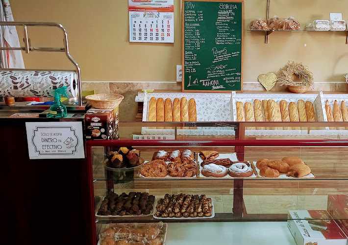 Fotografia tomada fuera de Tahona poniente almerimar - Panadería en El Ejido, Almería