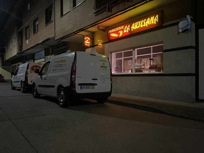 Fotografia tomada fuera de La Artesana - Panadería en Camponaraya, León