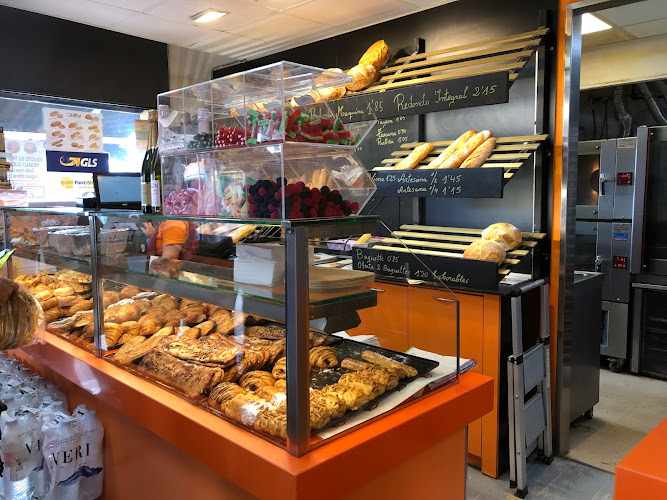 Fotografia tomada fuera de Pa a Casa Teva - Panadería en Collbató, Barcelona