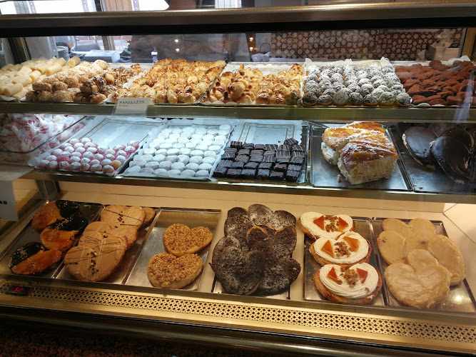 Fotografia tomada fuera de San Rafael (Antonia Díaz) - Pastelería en Dos Hermanas, Sevilla