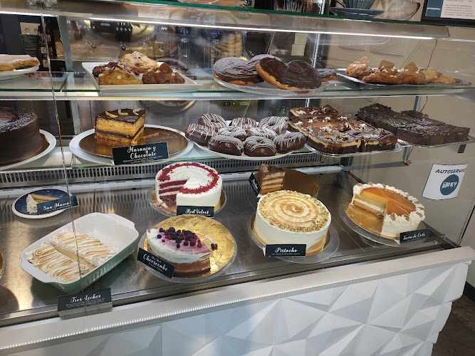 Fotografia tomada fuera de Pastelería El Rey Gales - Pastelería en Dos Hermanas, Sevilla