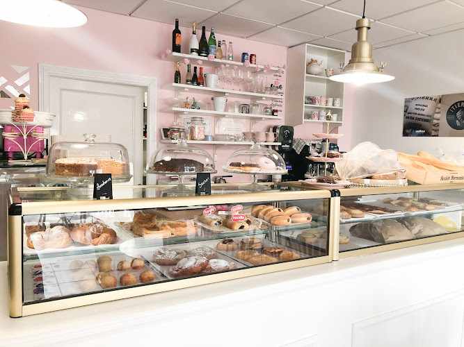 Fotografia tomada fuera de Petit can Amer - Pastelería en Es Pelats, Baleares