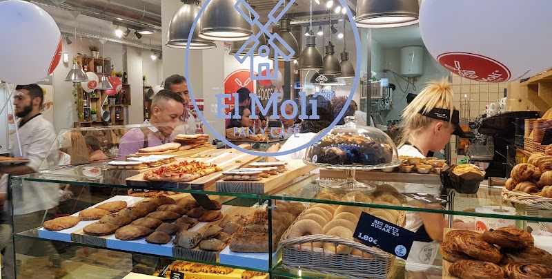 Fotografia tomada fuera de El Molí Pan y Café - Girona - cafeterías en Girona, Girona