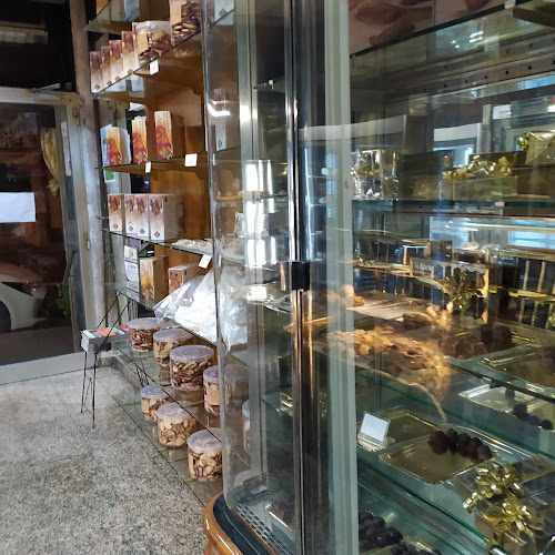 Fotografia tomada fuera de Cal Enric - Pastisseria en Castellfollit de la Roca, Girona