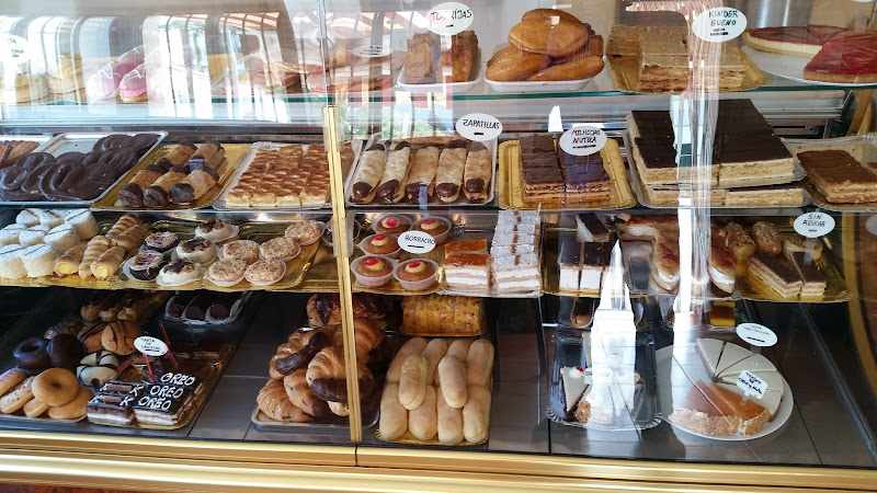 Fotografia tomada fuera de Cafeteria-Pasteleria Casa Del Pueblo - Pastelería en Castellar de la Frontera, Cádiz