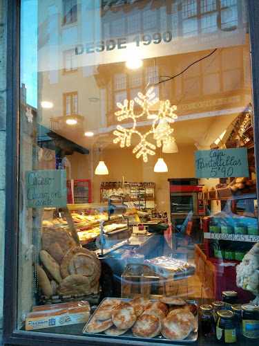 Fotografia tomada fuera de Panadería Panamor - Panadería en Reinosa, Cantabria