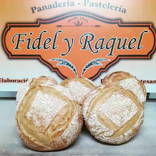 Fotografia tomada fuera de Panaderia Fidel y Raquel - Panadería en Navahermosa, Toledo