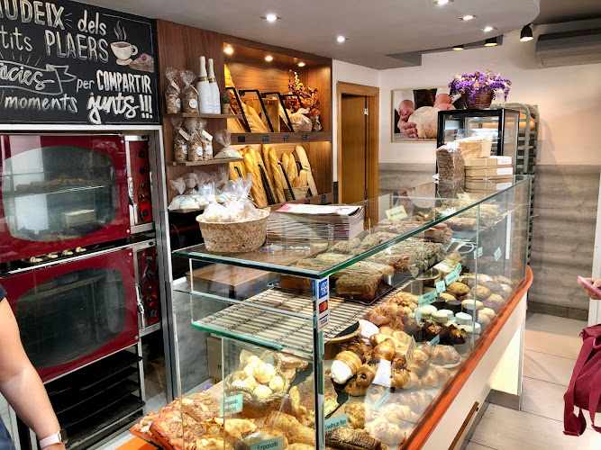 Fotografia tomada fuera de Lloveras Bakery - cafeterías en Premià de Mar, Barcelona