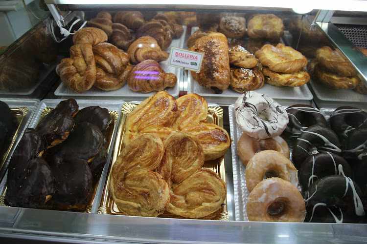 Fotografia tomada fuera de Doña Tina Panaderia Confitería - Pastelería en Pola de Siero, Asturias