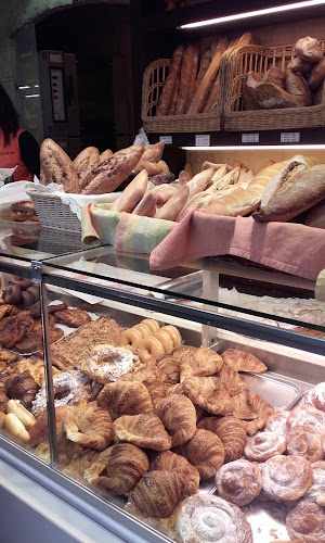 Fotografia tomada fuera de Forn del Pont - Panadería en Molins de Rei, Barcelona