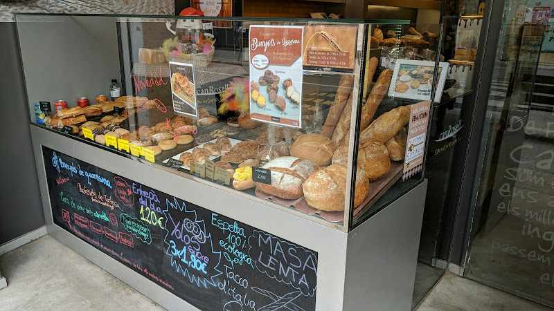 Fotografia tomada fuera de Forn de Pa Can Rosell - Pi i Margall - Panadería en Molins de Rei, Barcelona