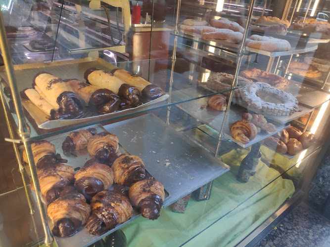 Fotografia tomada fuera de Pastisseria Ambrós - Pastisseria en Molins de Rei, Barcelona