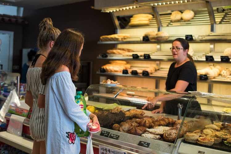 Fotografia tomada fuera de Samos Deli - Proxim Siesta - Panadería en Santa Eulària des Riu, Baleares