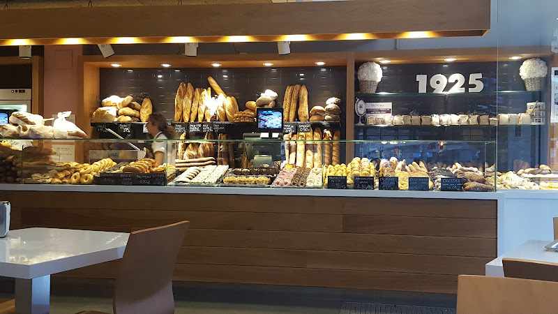 Fotografia tomada fuera de Forns Rovira Sants - Forn de pa en Barcelona, Barcelona