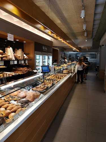Fotografia tomada fuera de Forns Rovira - Panadería en L'Hospitalet de Llobregat, Barcelona