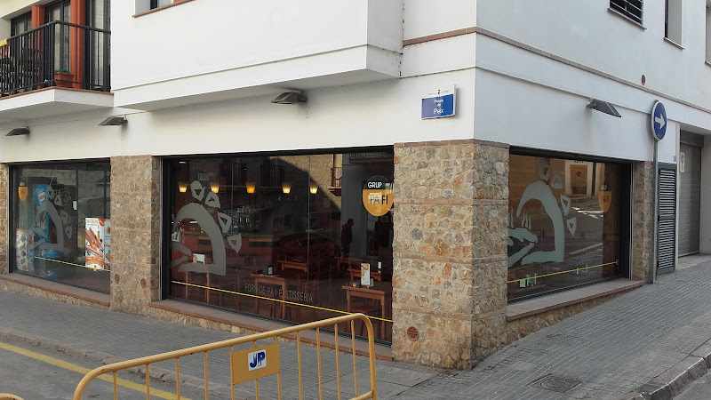 Fotografia tomada fuera de Santa Pau, Panaderia - Panadería en L'Escala, Girona