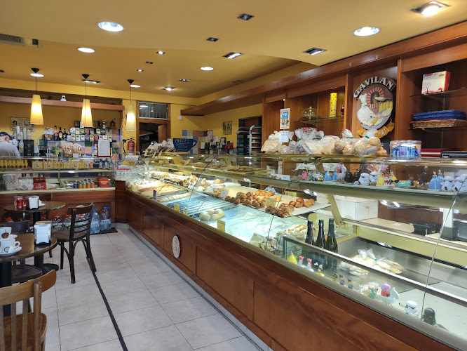 Fotografia tomada fuera de Forn de pa I pastisseria GAVILAN - Forn de pa en Sant Boi de Llobregat, Barcelona