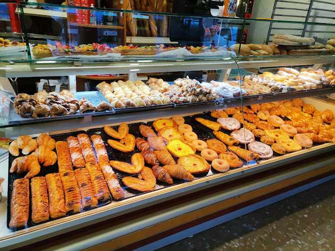 Fotografia tomada fuera de Tot Calent Modiel - Panadería en Sant Boi de Llobregat, Barcelona
