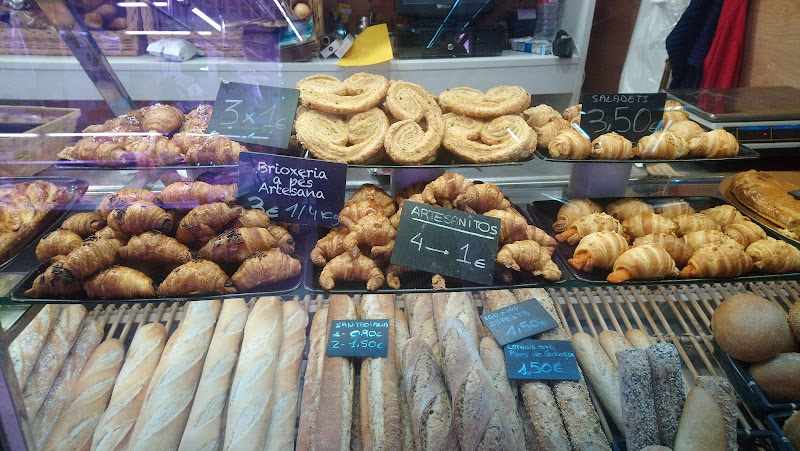 Fotografia tomada fuera de EL FORN DEL MERCAT - Panadería en Sant Boi de Llobregat, Barcelona