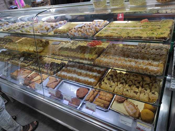 Fotografia tomada fuera de Pastelería Ayub - Forn de pa en Barcelona, Barcelona
