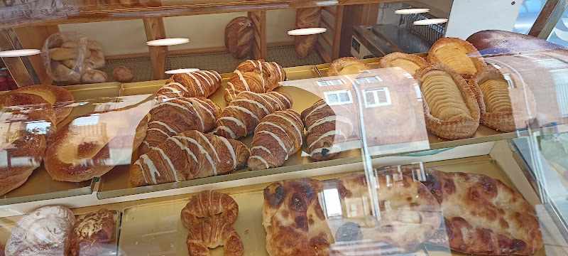 Fotografia tomada fuera de Forn Sant Jordi - Panadería en Sant Jordi de Cercs, Barcelona
