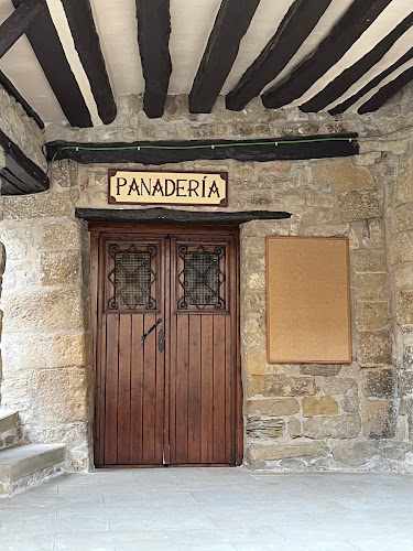 Fotografia tomada fuera de PANADERÍA Ujué 1926. - Panadería en Ujué, Navarra