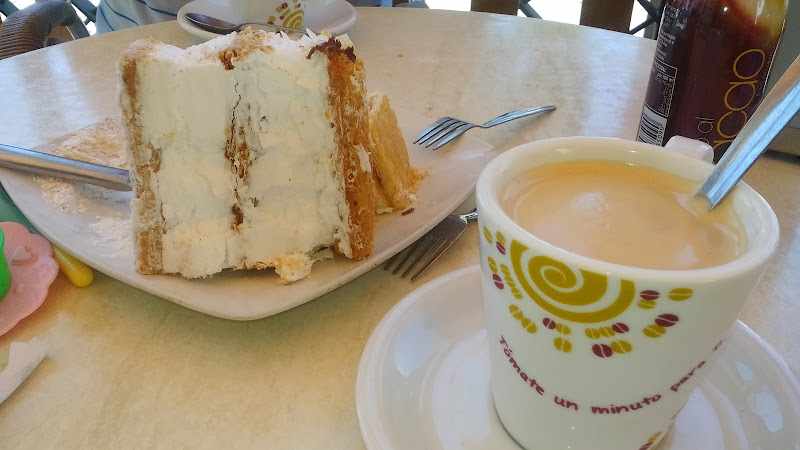 Fotografia tomada fuera de Cafetería Heladería Pastelería Vero’s. - Cafetería en La Carlota, Córdoba