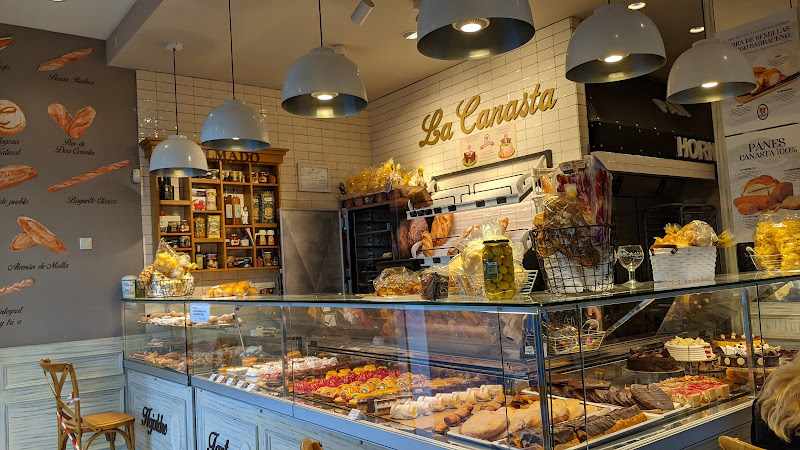Fotografia tomada fuera de Pastelería La Canasta - Pastelería en La Cala de Mijas, Málaga
