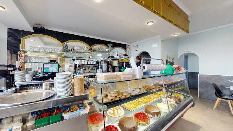 Fotografia tomada fuera de Cafetería Heladería Pastelería El Deseo - cafeterías en La Cala de Mijas, Málaga