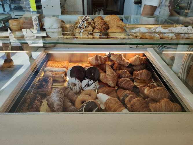 Fotografia tomada fuera de BdePas Cafeteria Restaurant - restaurantes en Llambilles, Girona