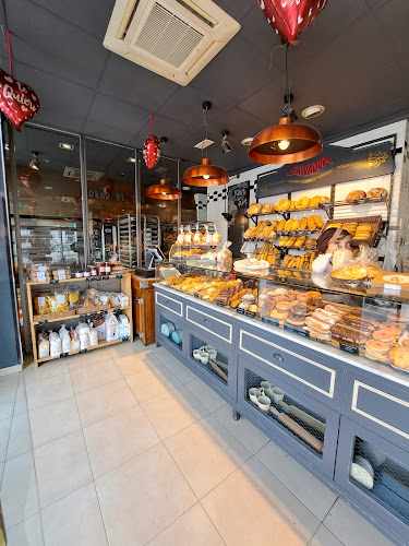 Fotografia tomada fuera de Panadería Confitería Salvador - Panadería en Benajarafe, Málaga