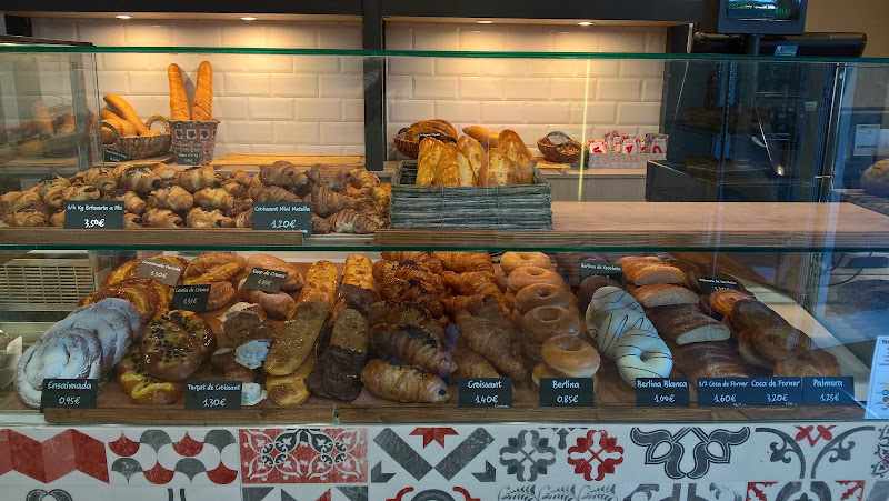 Fotografia tomada fuera de Panet - Panadería en Santa Coloma de Cervelló, Barcelona