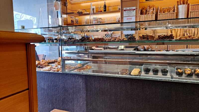 Fotografia tomada fuera de Forn de Pa i Pastisseria La Cirera - Panadería en Santa Coloma de Cervelló, Barcelona