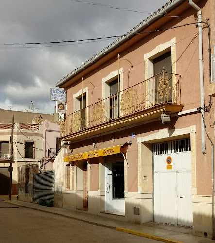 Fotografia tomada fuera de Horno Panadería Ernesto Gandía - Panadería en Masalavés, Valencia