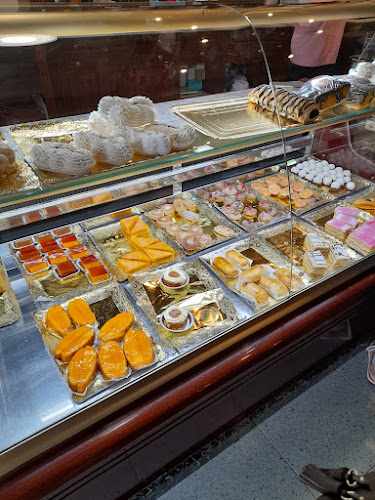Fotografia tomada fuera de Confitería Pastelería Riaño - Pastelería en El Viso del Alcor, Sevilla