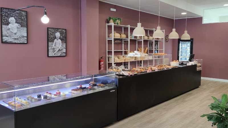Fotografia tomada fuera de Pastisseria Casa Arteu - Pastelería en Cardedeu, Barcelona