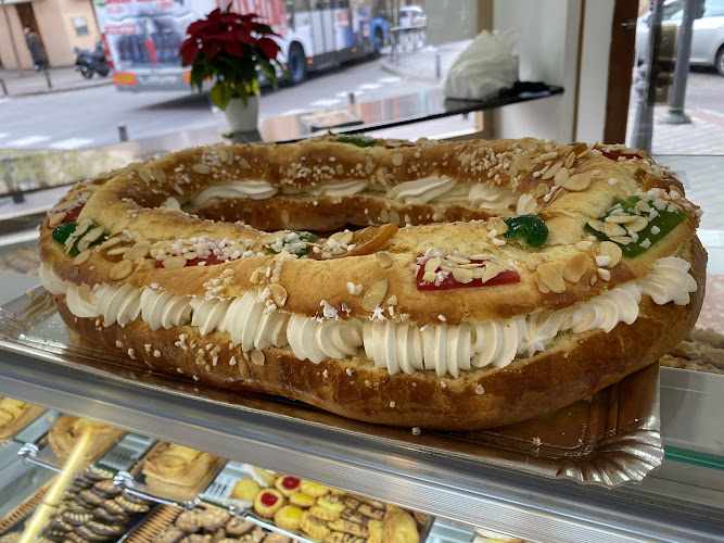 Fotografia tomada fuera de Pasteleria Punto Dulce Delicias - Panadería en Madrid, Madrid