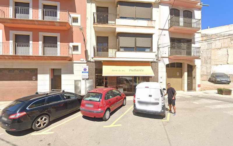 Fotografia tomada fuera de Forn de pa Pallarés - Panadería en El Pla de Santa Maria, Tarragona