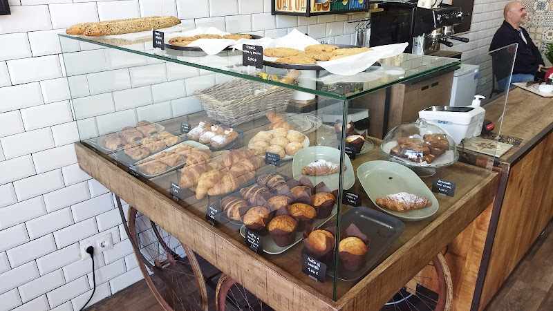 Fotografia tomada fuera de Obrando Bakery - Pastelería en Fuengirola, Málaga
