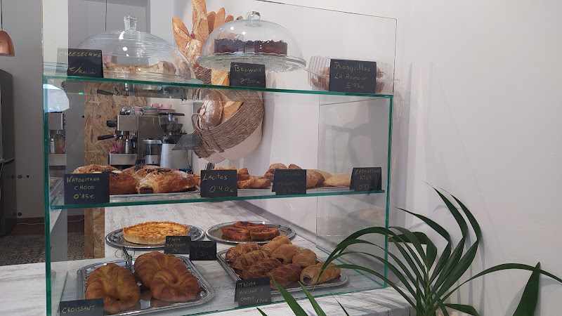 Fotografia tomada fuera de Pastelería Caprichos - Pastelería en Puente San Miguel, Cantabria