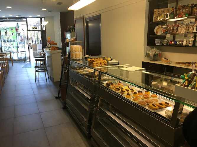 Fotografia tomada fuera de Confitería Vega - Pastelería en Torrelavega, Cantabria