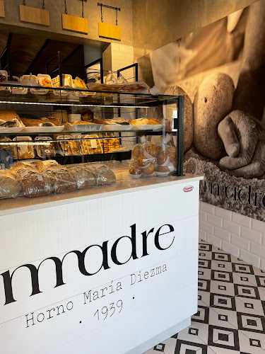 Fotografia tomada fuera de Horno María Diezma - Panadería en Benalúa, Granada