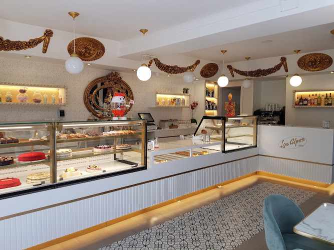 Fotografia tomada fuera de Pastelería Los Alpes - Pastelería en La Carolina, Jaén
