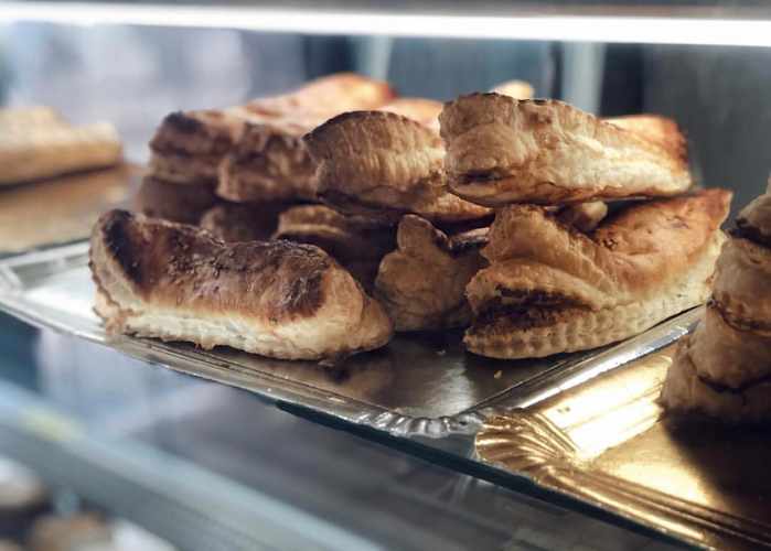 Fotografia tomada fuera de Hojaldrería Artesana El Ron - Panadería en Guadix, Granada
