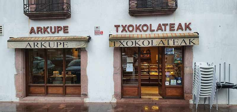 Fotografia tomada fuera de Arkupe Txokolateak - Gozotegia - Chocolatería en Irurita, Navarra