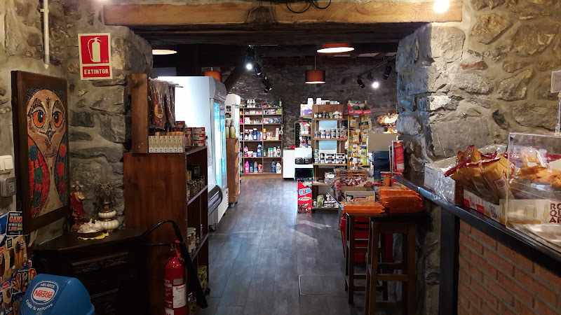 Fotografia tomada fuera de Apezenea Denda - Tienda de alimentación en Arantza, Navarra