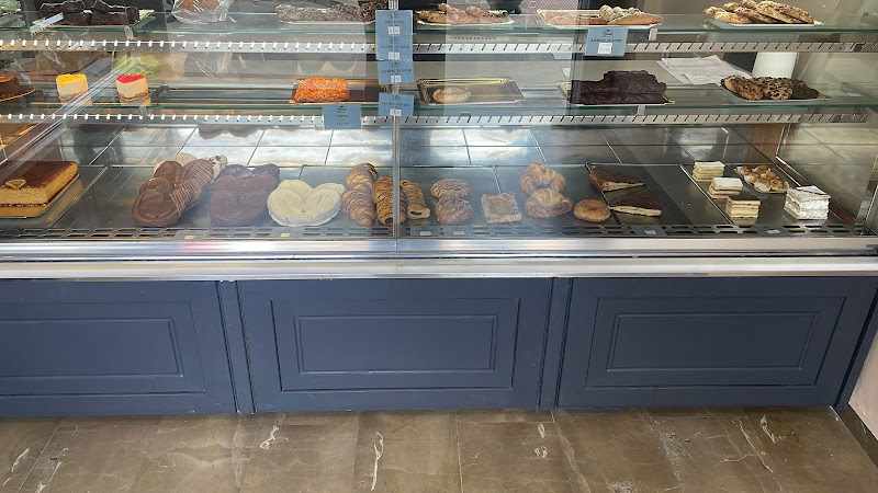 Fotografia tomada fuera de Panadería Artesanos de Granada - Armilla - Panadería en Armilla, Granada