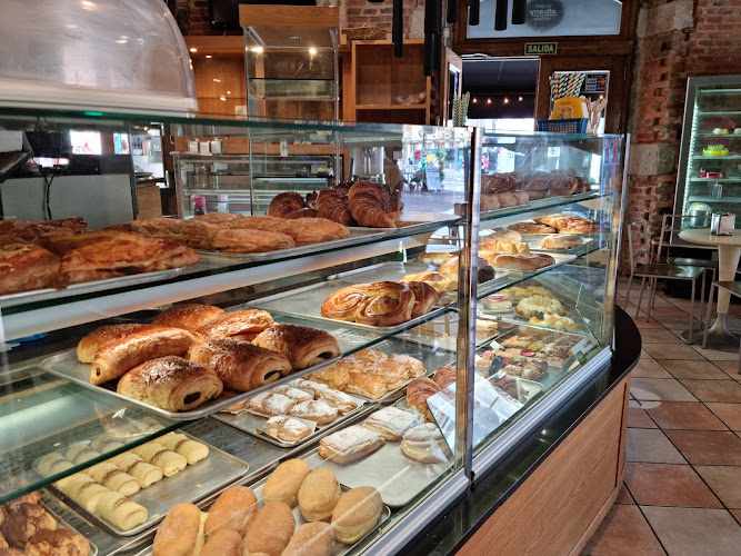 Fotografia tomada fuera de Pastelería Heladería Albany - Pastelería en León, León